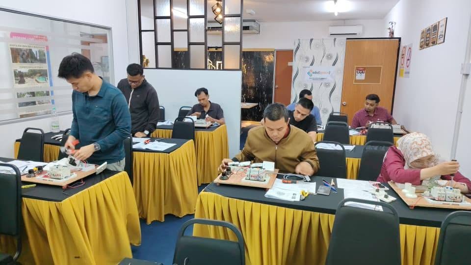 Peserta mengikuti latihan