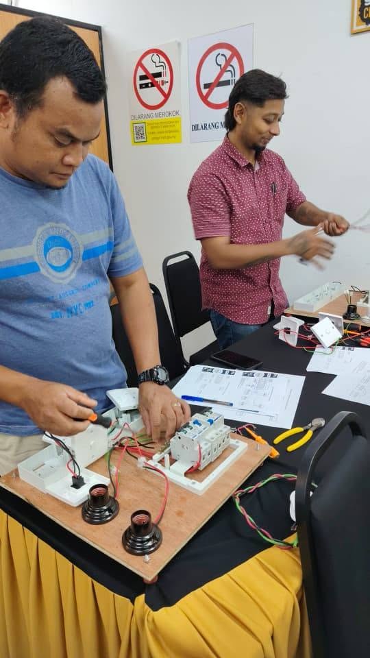 Amali komponen elektronik