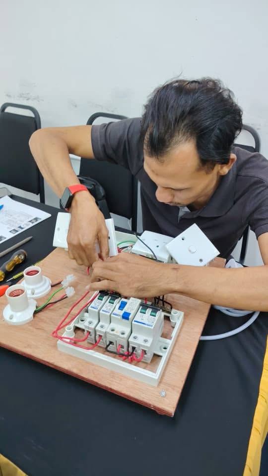 Latihan menggunakan peralatan